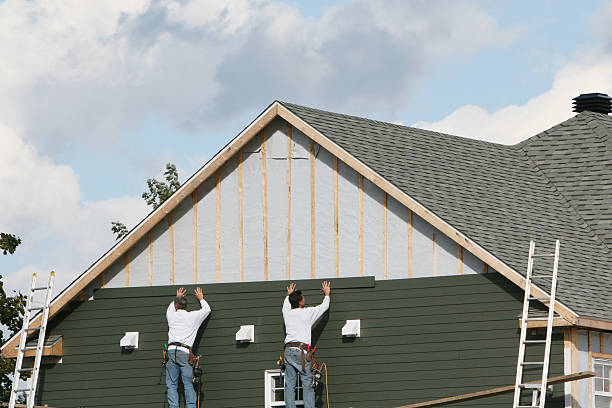 Professional Siding Replacement technician working in Long Lake, IL